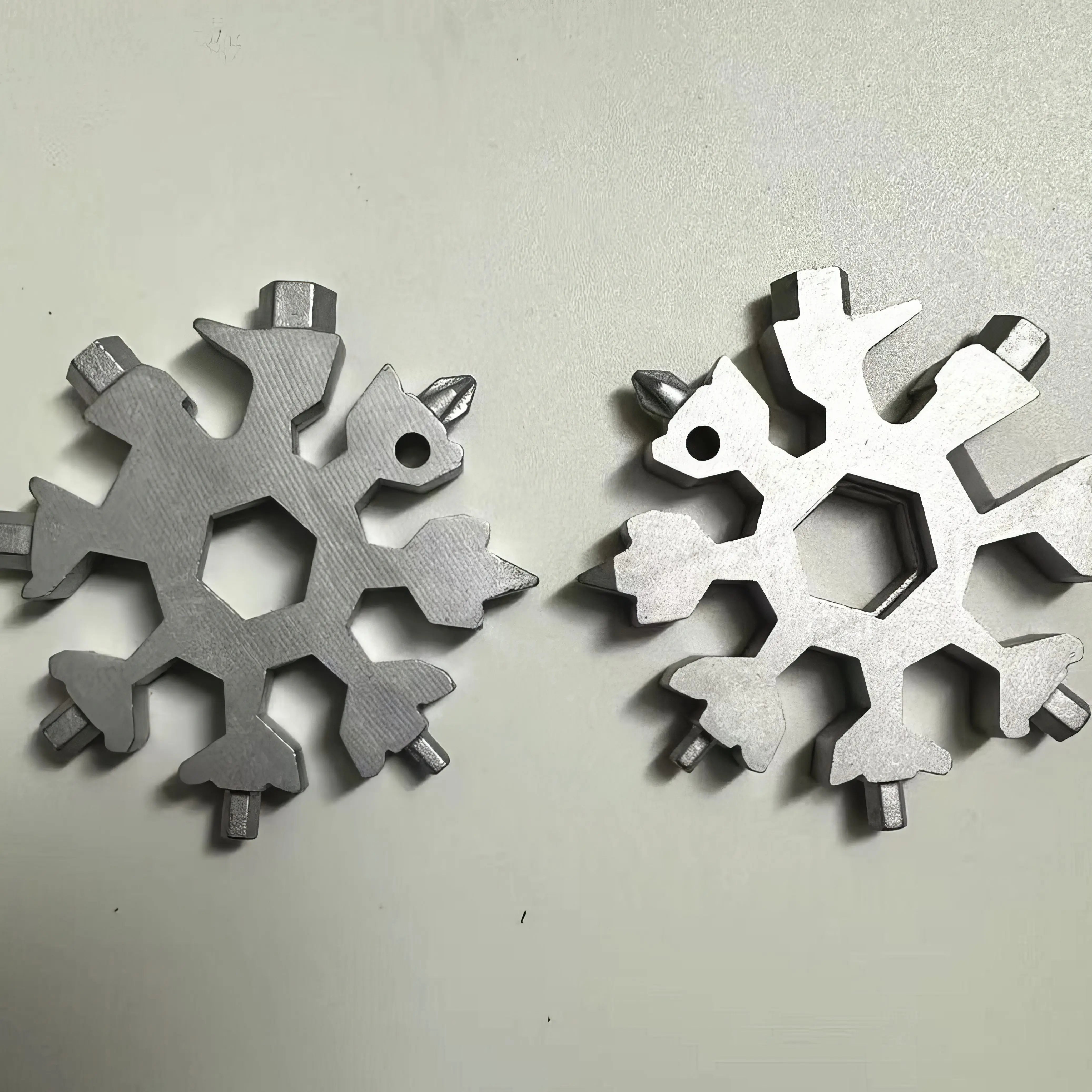 1/2 Snowflake Multi Functional Tool Silver, Durable Structure, Multi Functional Small Tool, Suitable for Camping and Home Use