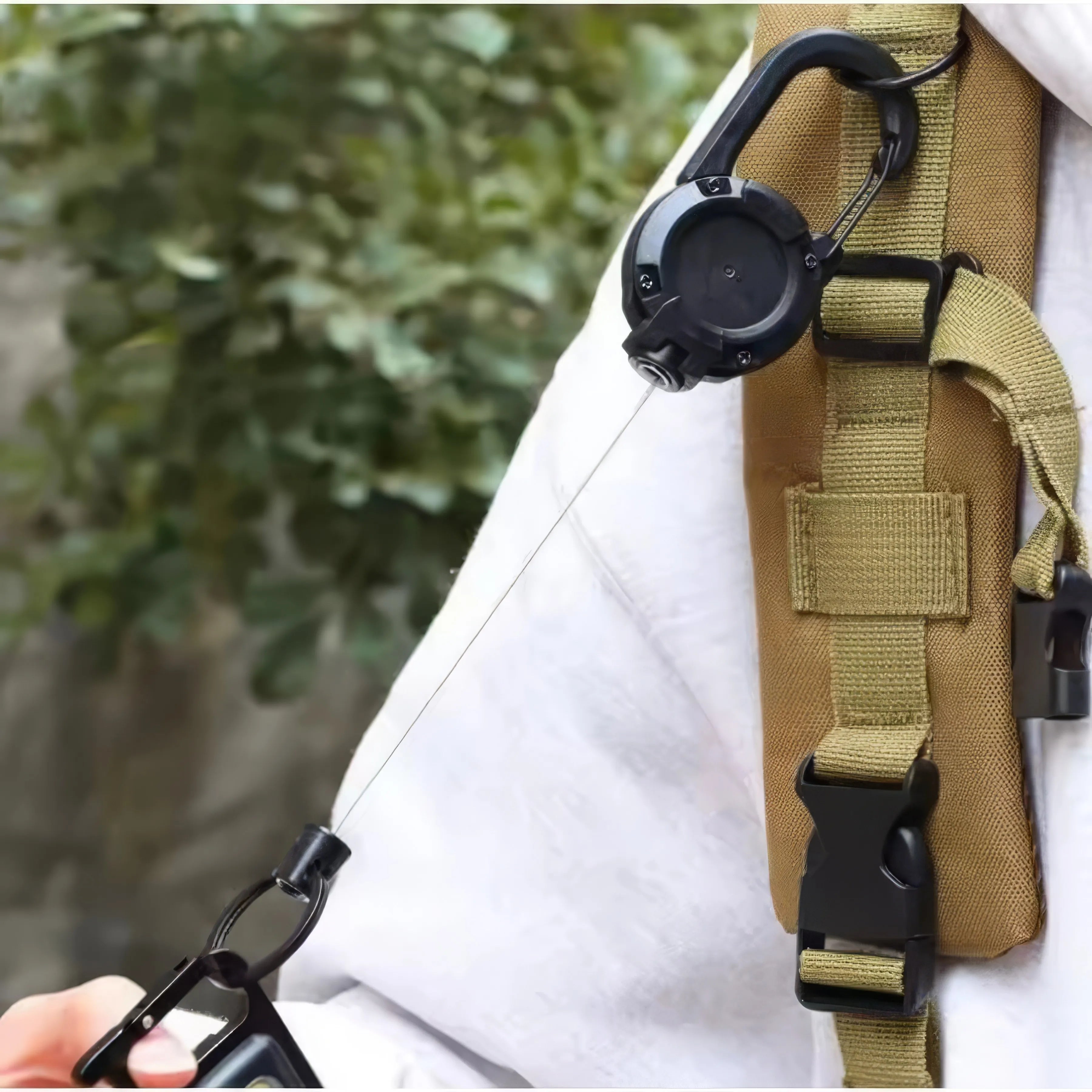 1/2 Piece Retractable Keychain in Black, Durable Design, Secure Closure, Suitable for Identification Documents, ID Cards, Keys