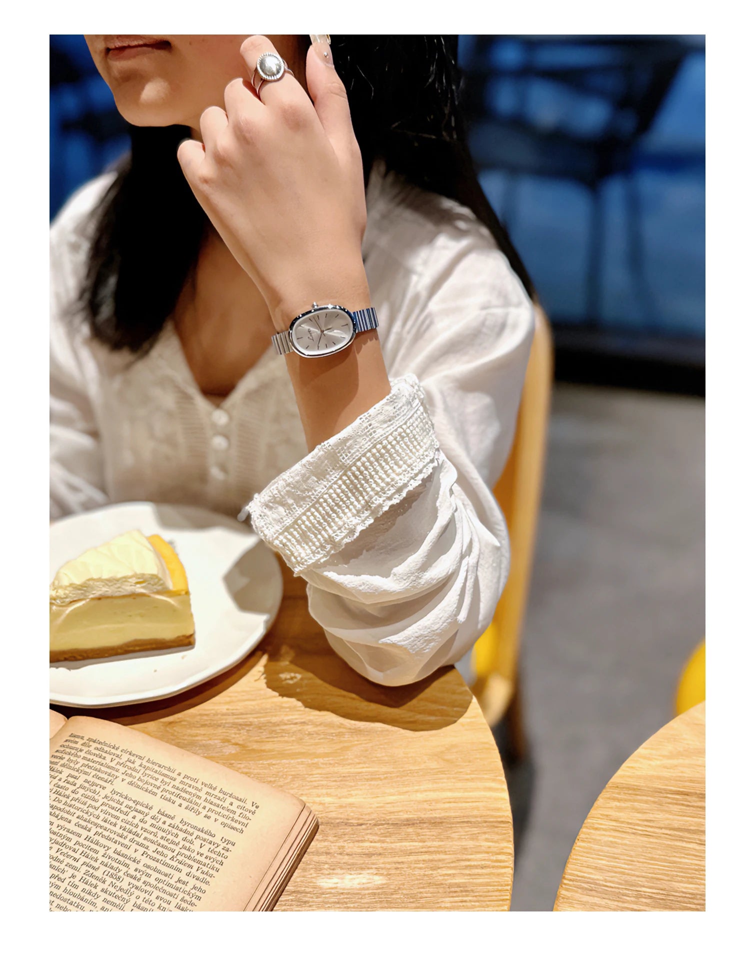 Fashionable Women's Quartz Watch with Gold Bracelet - Smarsty