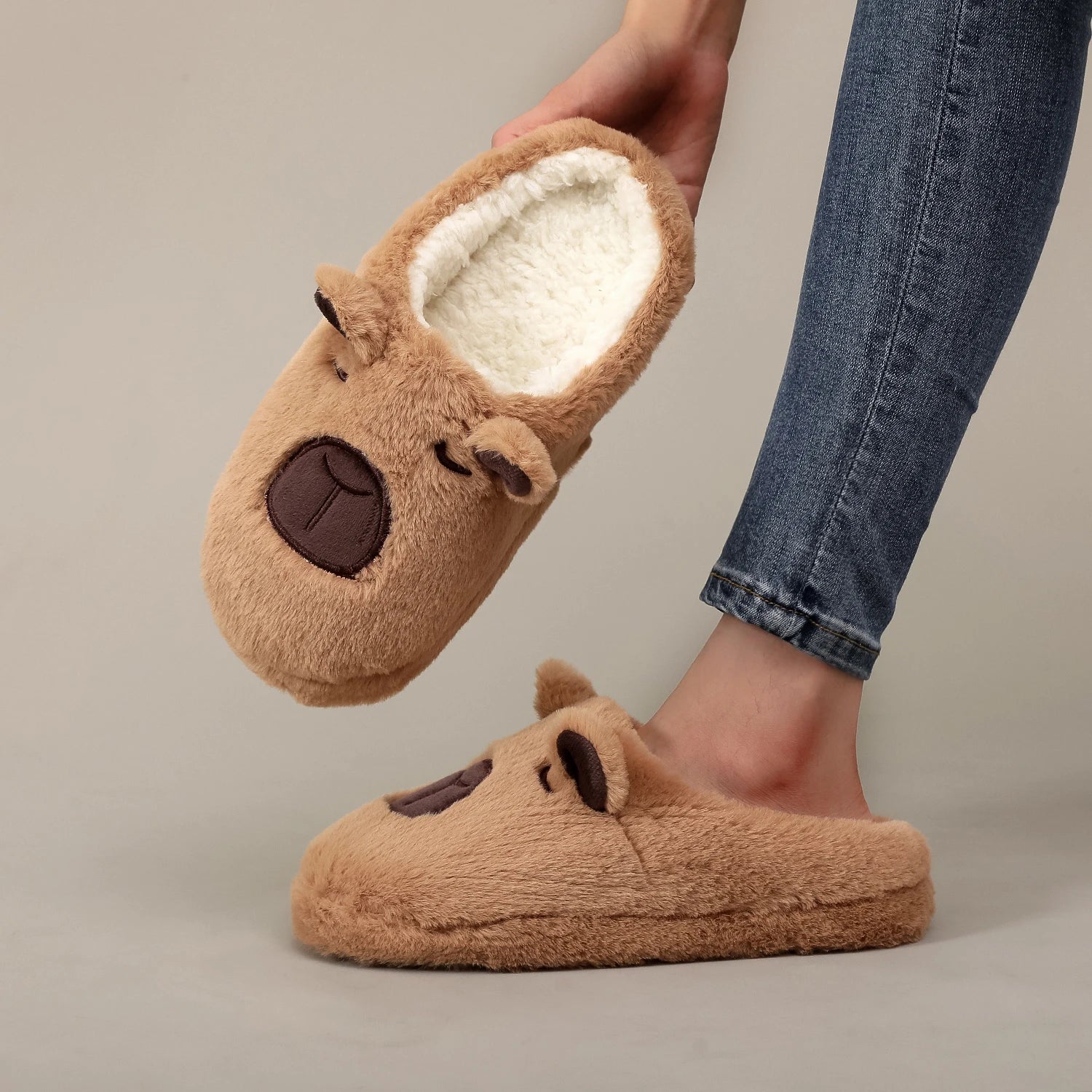 A Pair of Brown Plush Kapibara Animal Patterns, Furry Home Soft Soles, Comfortable Furry Slippers, Cute, Warm and Non-Slip Indoor Slippers for Men and Women, Lightweight, Silent and Comfortable Shoes, the First Choice for Hol - Smarsty