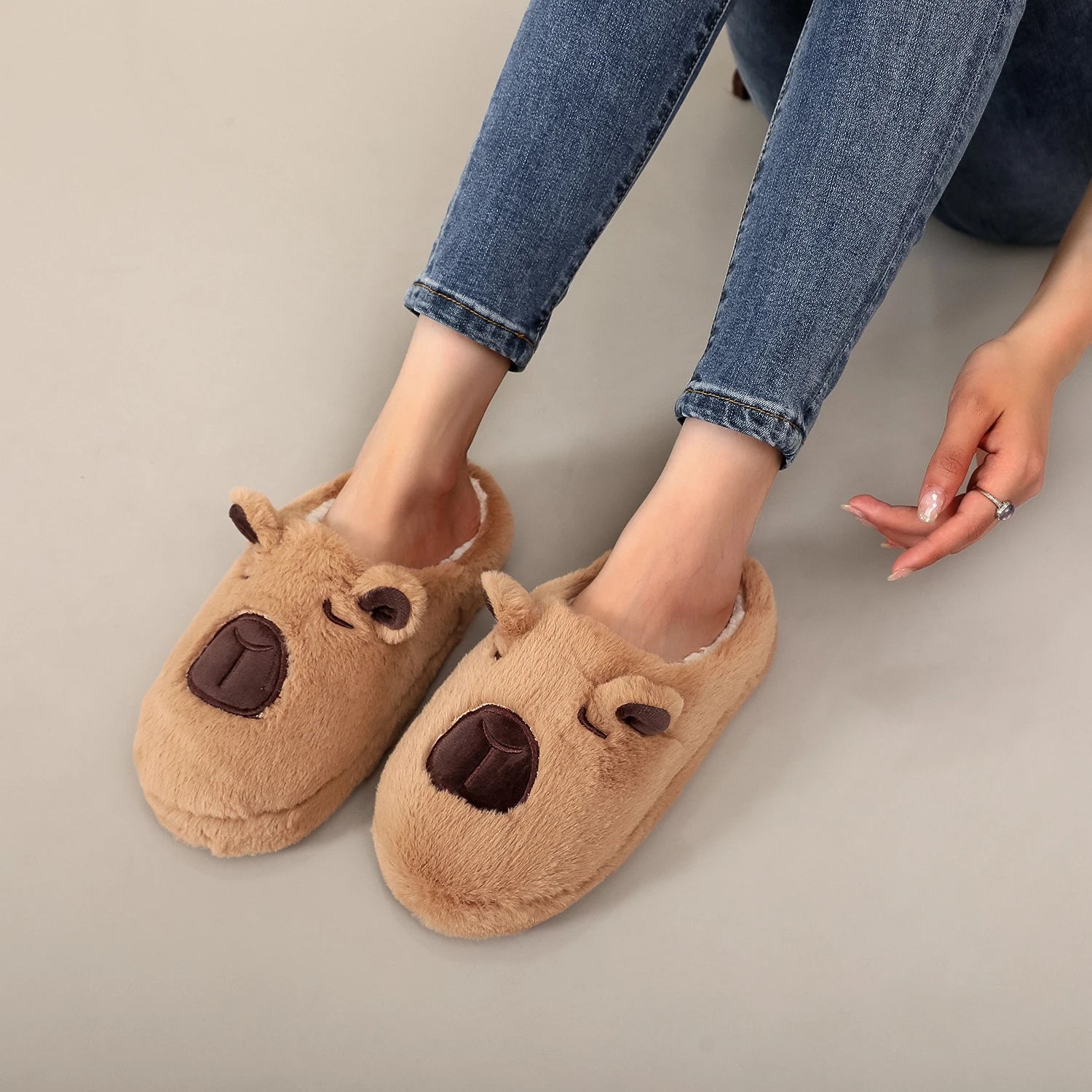 A Pair of Brown Plush Kapibara Animal Patterns, Furry Home Soft Soles, Comfortable Furry Slippers, Cute, Warm and Non-Slip Indoor Slippers for Men and Women, Lightweight, Silent and Comfortable Shoes, the First Choice for Hol - Smarsty