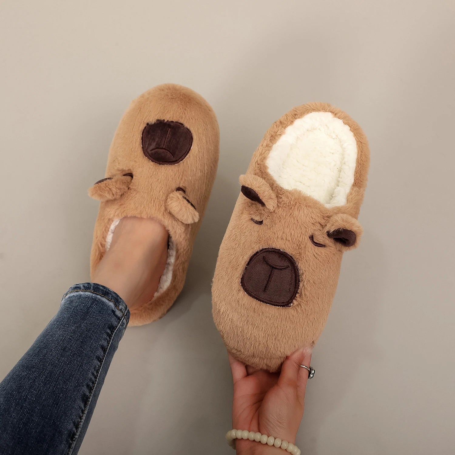 A Pair of Brown Plush Kapibara Animal Patterns, Furry Home Soft Soles, Comfortable Furry Slippers, Cute, Warm and Non-Slip Indoor Slippers for Men and Women, Lightweight, Silent and Comfortable Shoes, the First Choice for Hol - Smarsty