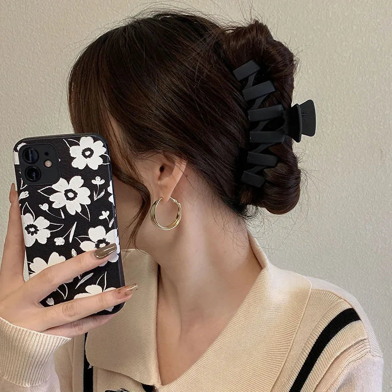 Elegant Black Geometric Hair Claw Secure Hold Easy Clip - Smarsty