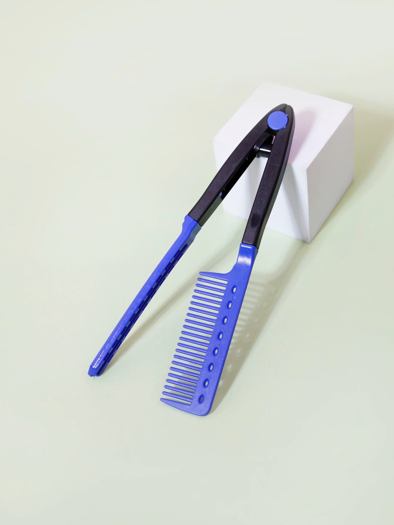 V-Shaped Straight Hair Comb for Effortless Styling - Smarsty
