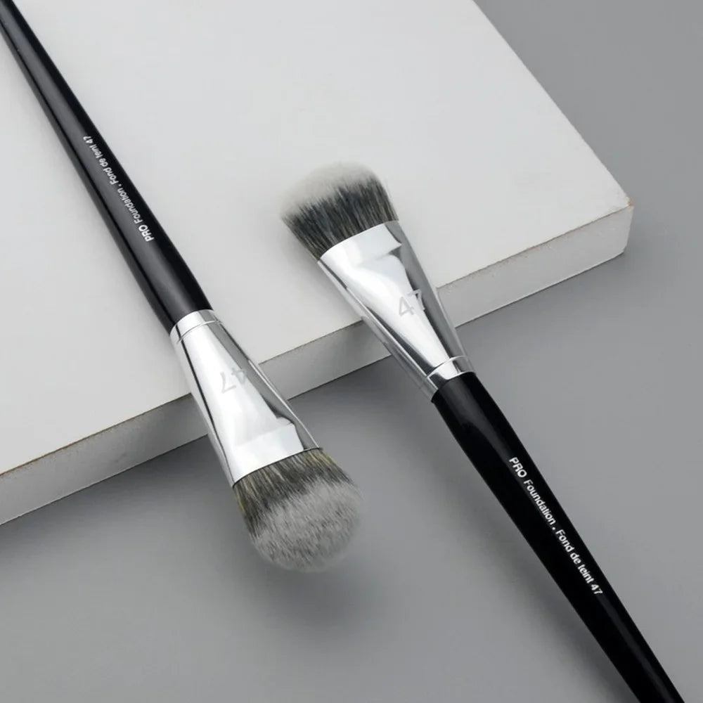 Professional Foundation Brush for Flawless Makeup Application - Smarsty