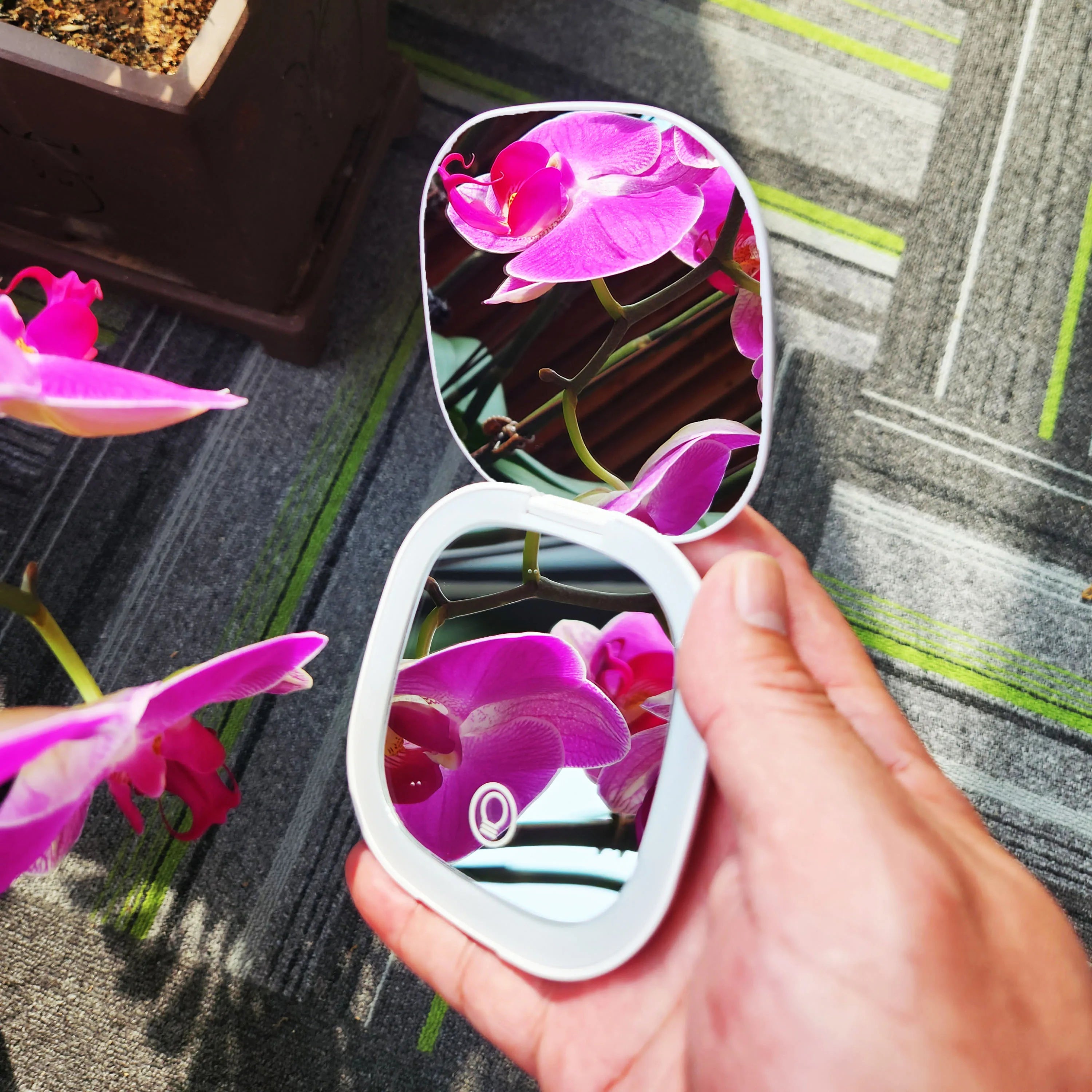 Compact Foldable LED Makeup Mirror With 5x/10x Magnification - Smarsty