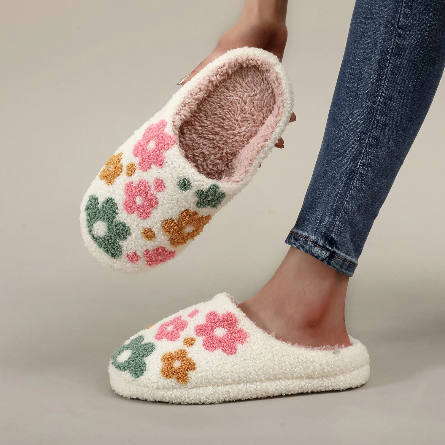 A Pair of Brown Plush Kapibara Animal Patterns, Furry Home Soft Soles, Comfortable Furry Slippers, Cute, Warm and Non-Slip Indoor Slippers for Men and Women, Lightweight, Silent and Comfortable Shoes, the First Choice for Hol - Smarsty