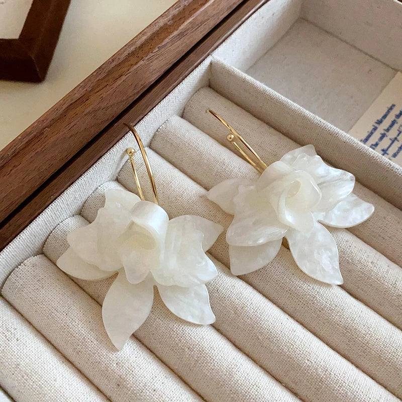 White Resin Flower Hoop Earrings for Women Fashion Jewelry - Smarsty