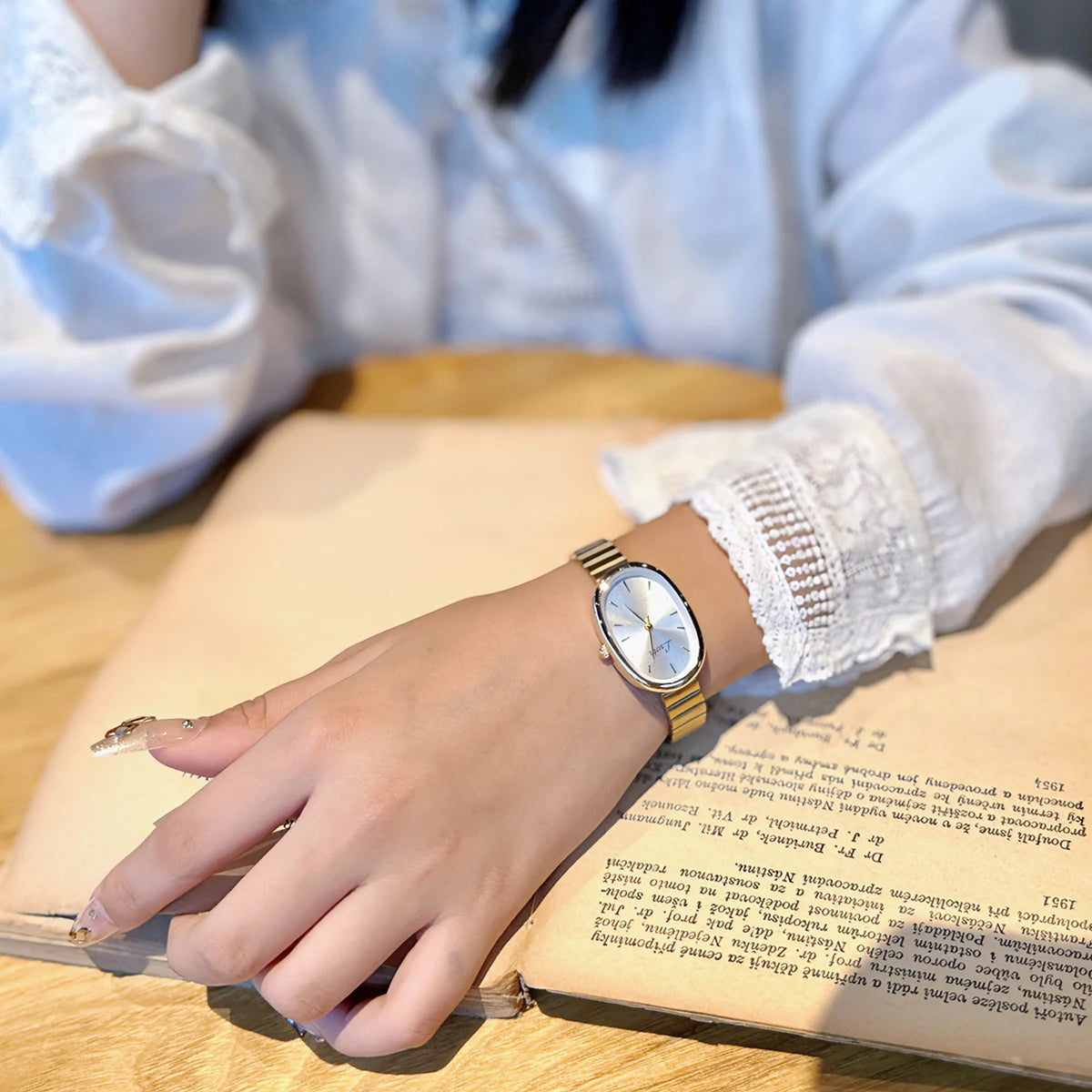 Fashionable Women's Quartz Watch with Gold Bracelet - Smarsty