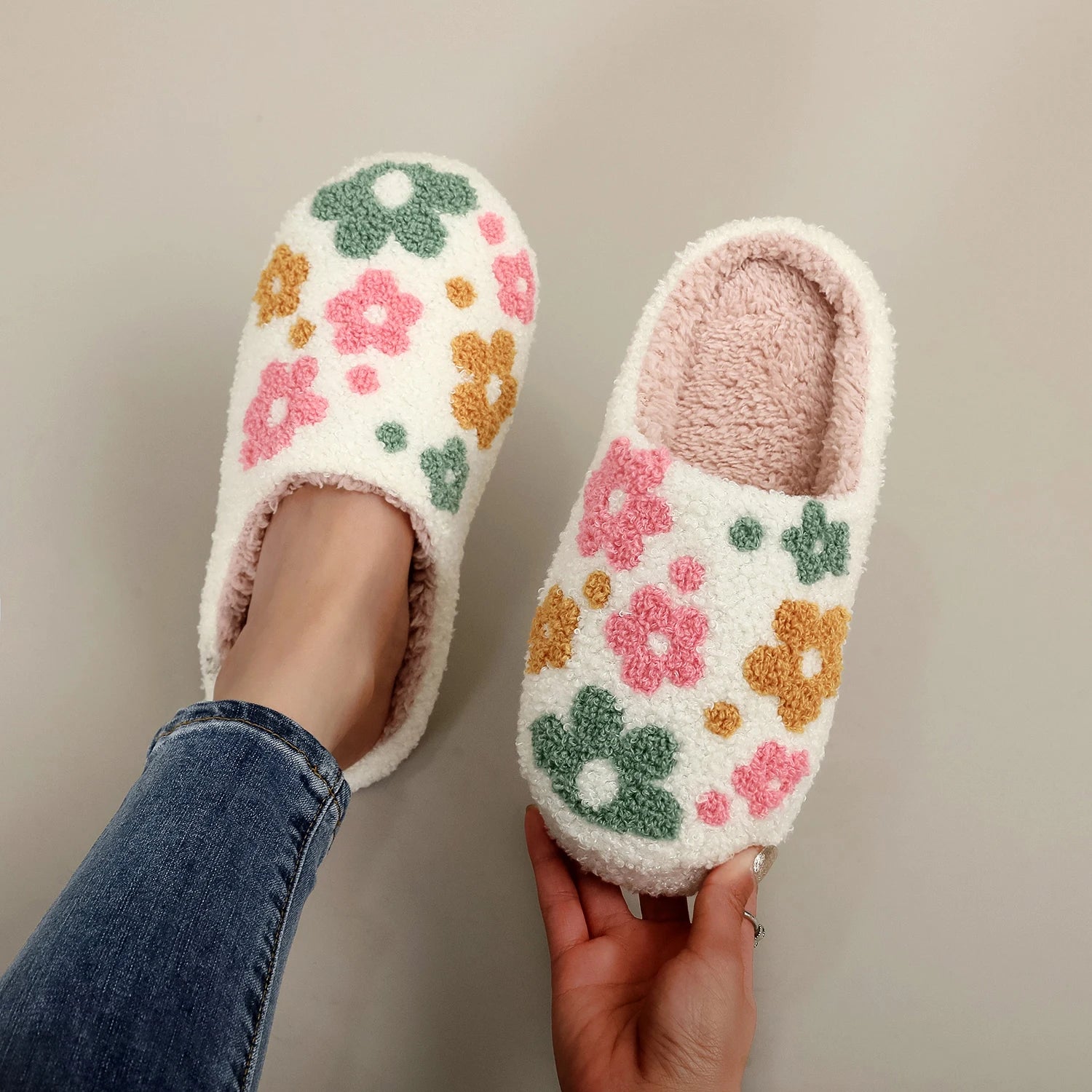 A Pair of Brown Plush Kapibara Animal Patterns, Furry Home Soft Soles, Comfortable Furry Slippers, Cute, Warm and Non-Slip Indoor Slippers for Men and Women, Lightweight, Silent and Comfortable Shoes, the First Choice for Hol - Smarsty