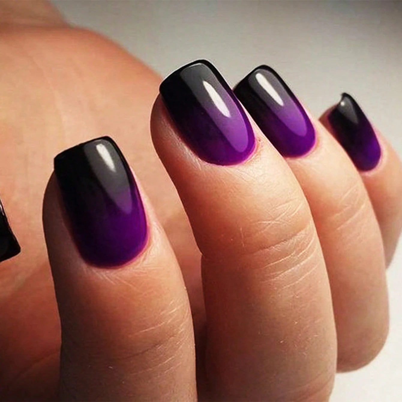 24 Piece Short Fake Nails Set with Glitter Tips - Smarsty