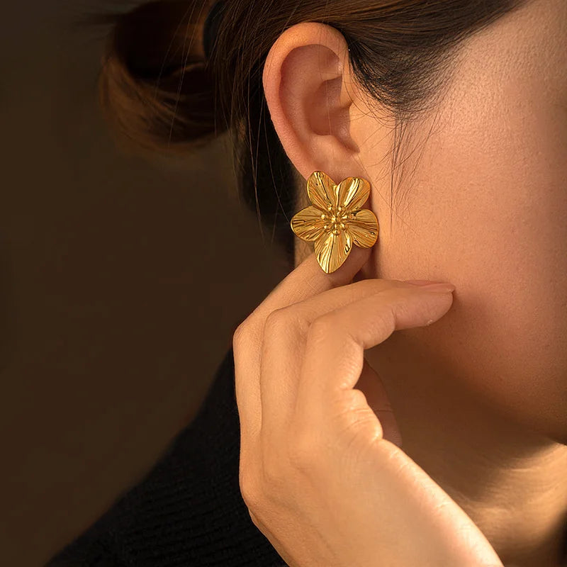 Vintage Gold Flower Stud Earrings Lightweight Hypoallergenic - Smarsty