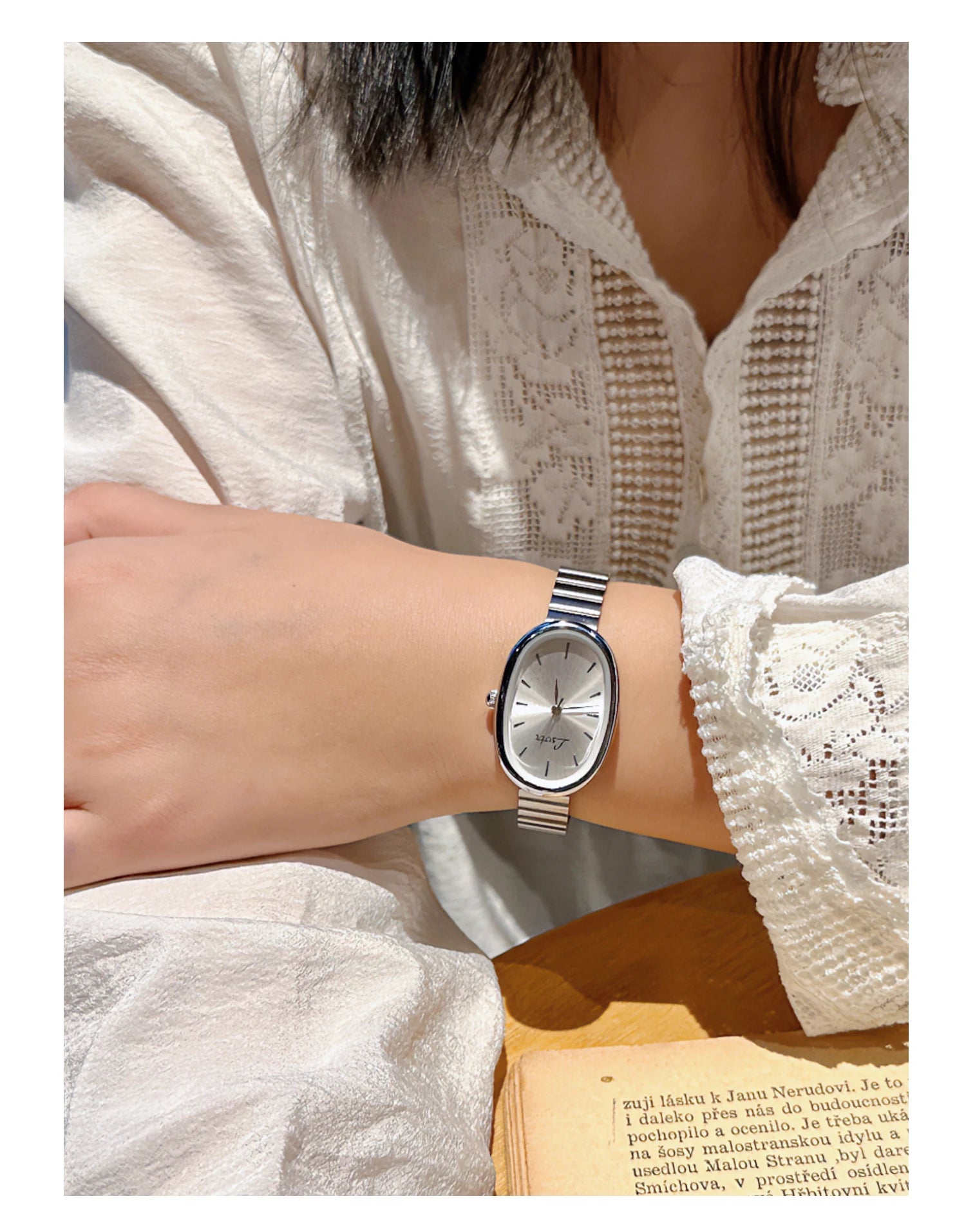 Fashionable Women's Quartz Watch with Gold Bracelet - Smarsty