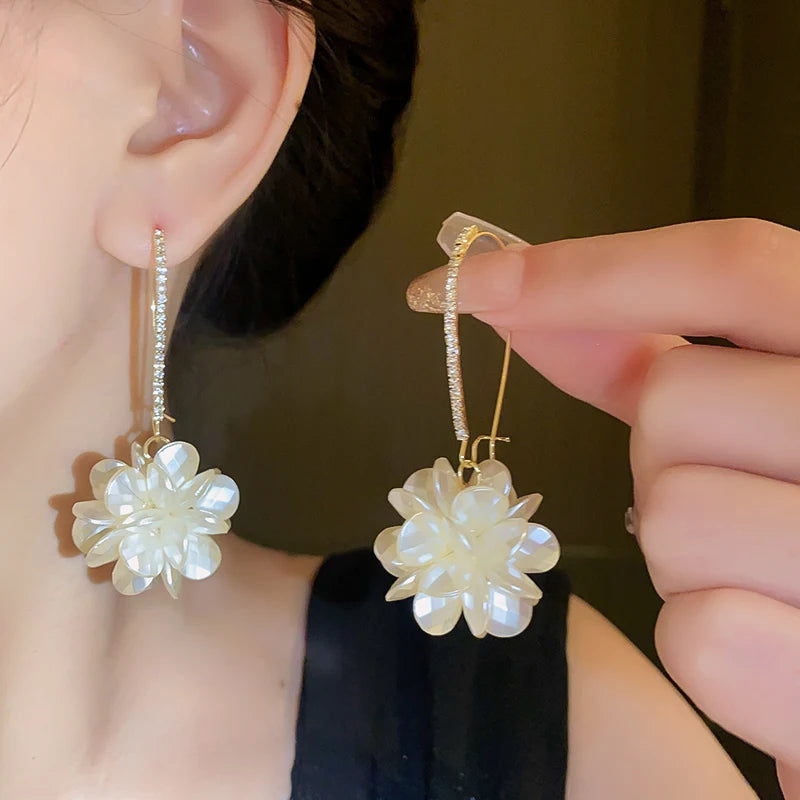 White Resin Flower Hoop Earrings for Women Fashion Jewelry - Smarsty