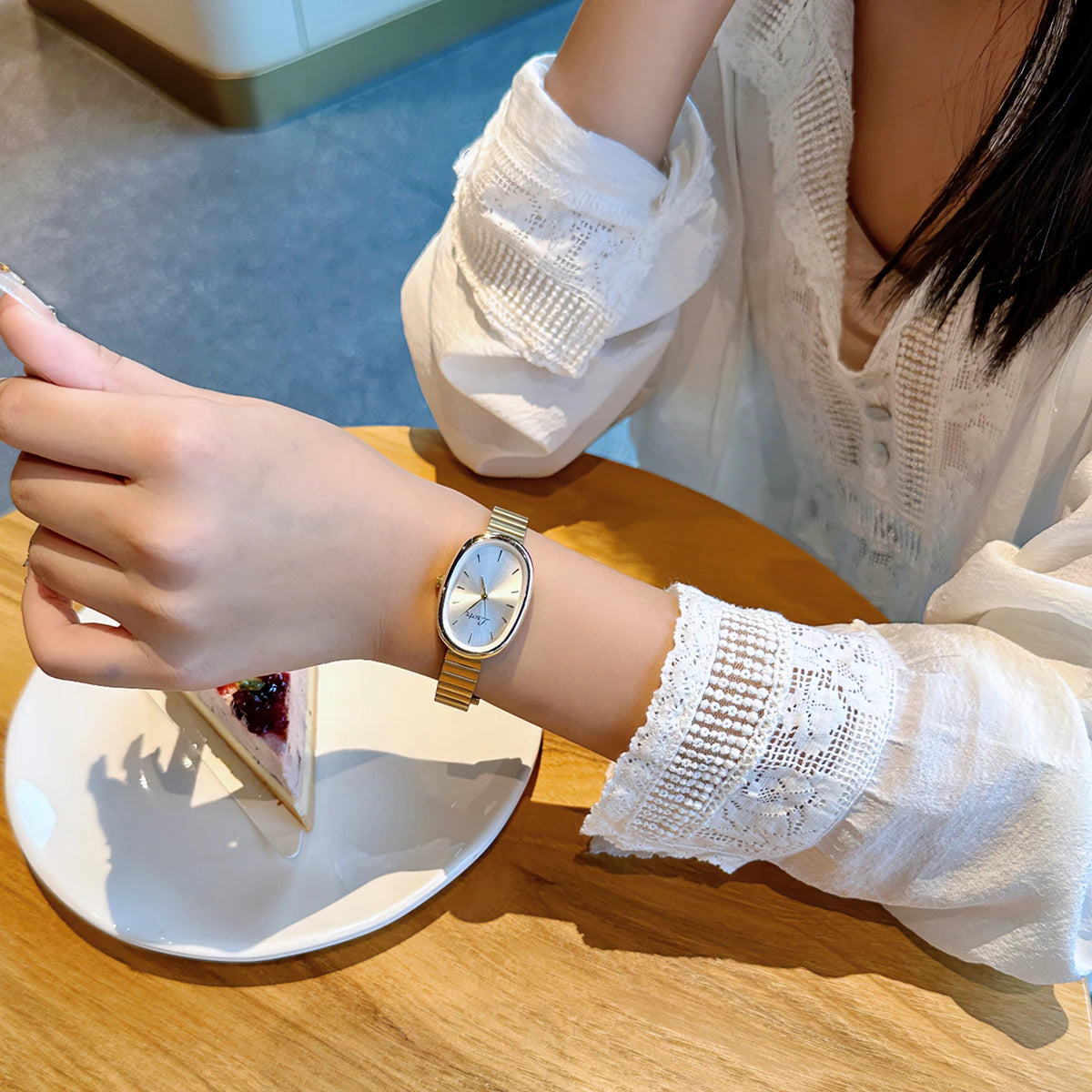 Fashionable Women's Quartz Watch with Gold Bracelet - Smarsty