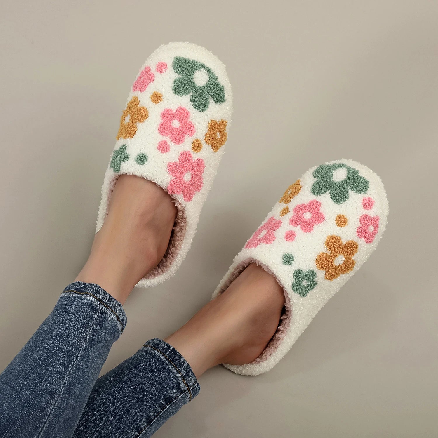 A Pair of Brown Plush Kapibara Animal Patterns, Furry Home Soft Soles, Comfortable Furry Slippers, Cute, Warm and Non-Slip Indoor Slippers for Men and Women, Lightweight, Silent and Comfortable Shoes, the First Choice for Hol - Smarsty